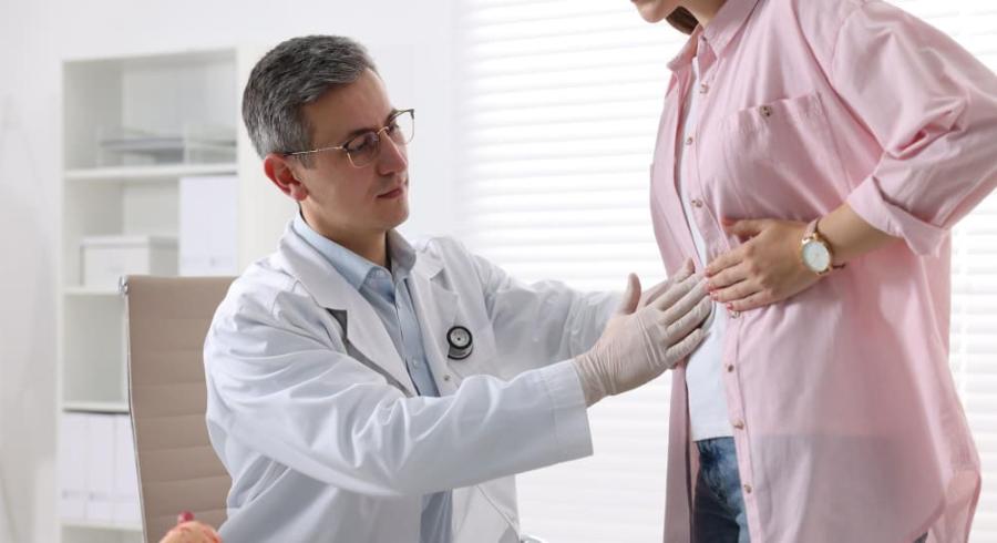 Гастроэнтеролог проводит консультацию