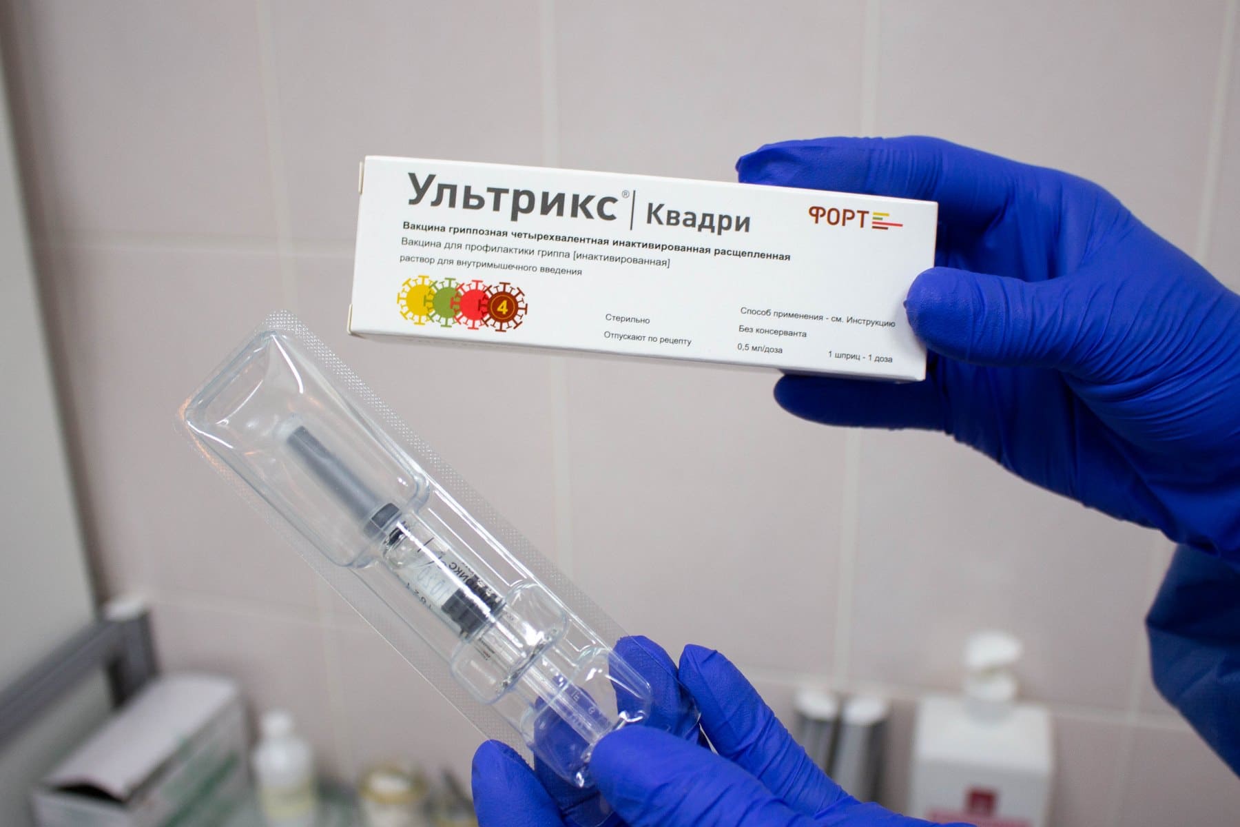 Медсестра делает прививку ребёнку